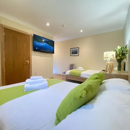 District In 1 Acre Gardens Off M6 Landsted