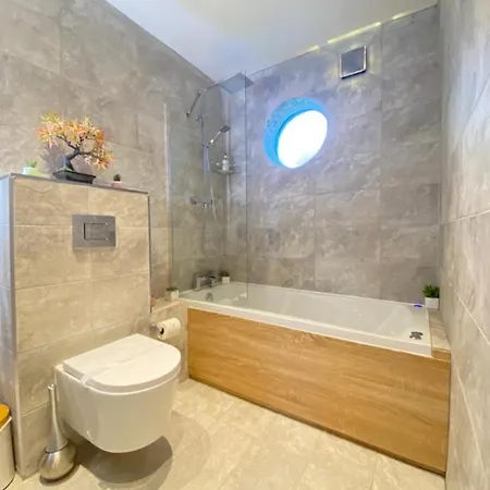 Landsted District In 1 Acre Gardens Off M6 *