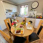 District In 1 Acre Gardens Off M6 Country house *
