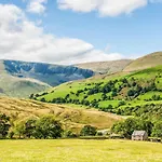 District In 1 Acre Gardens Off M6 Country house *