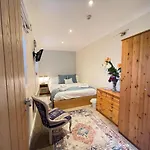 District In 1 Acre Gardens Off M6 Country house *