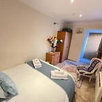 District In 1 Acre Gardens Off M6 Country house