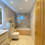 District In 1 Acre Gardens Off M6 Country house *