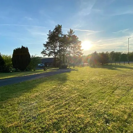 Country house District In 1 Acre Gardens Off M6