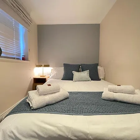 District In 1 Acre Gardens Off M6 Country house *