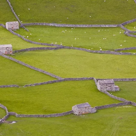 District In 1 Acre Gardens Off M6