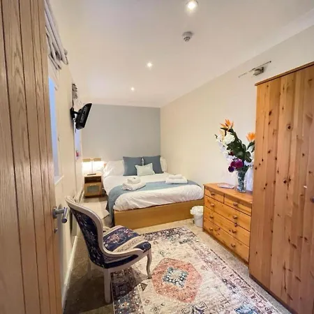 District In 1 Acre Gardens Off M6 Casa rural *