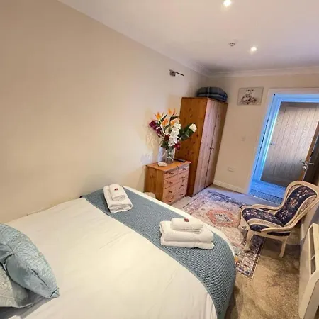 District In 1 Acre Gardens Off M6 Country house