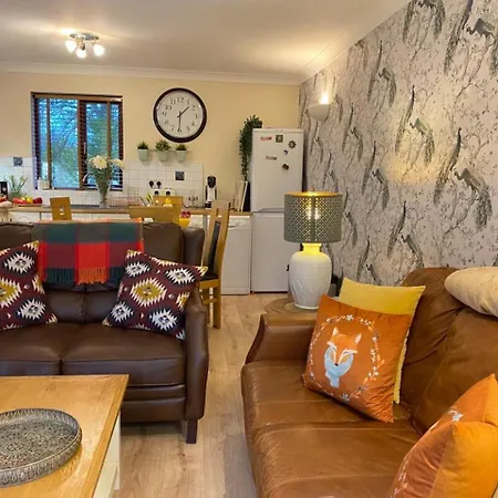 District In One Acre Gardens Off M6 *