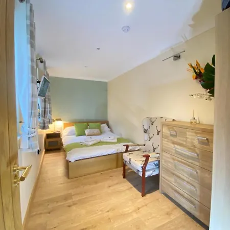 District In One Acre Gardens Off M6 *