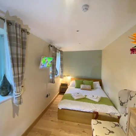 Country house District In 1 Acre Gardens Off M6