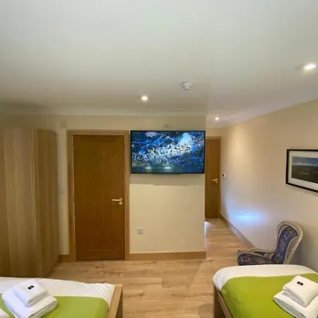 District In One Acre Gardens Off M6 *