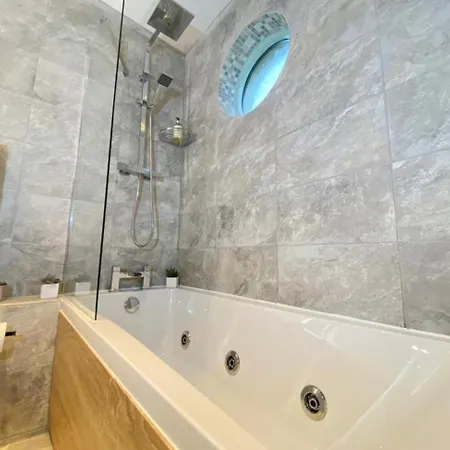 Country house District In 1 Acre Gardens Off M6 *