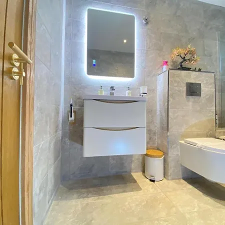District In One Acre Gardens Off M6 *