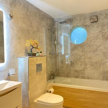District In One Acre Gardens Off M6