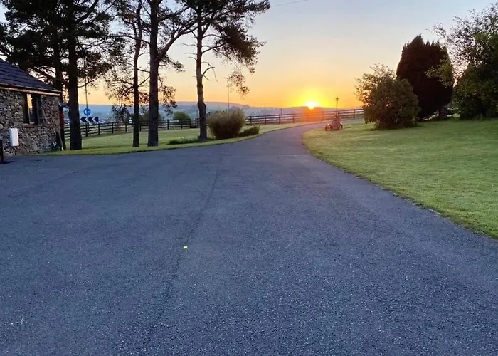 District In 1 Acre Gardens Off M6 * Penrith