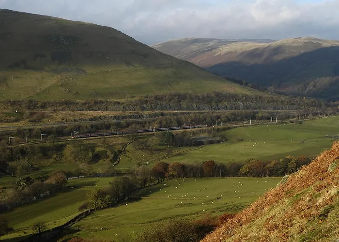 Hétvégi ház District In 1 Acre Gardens Off M6 *