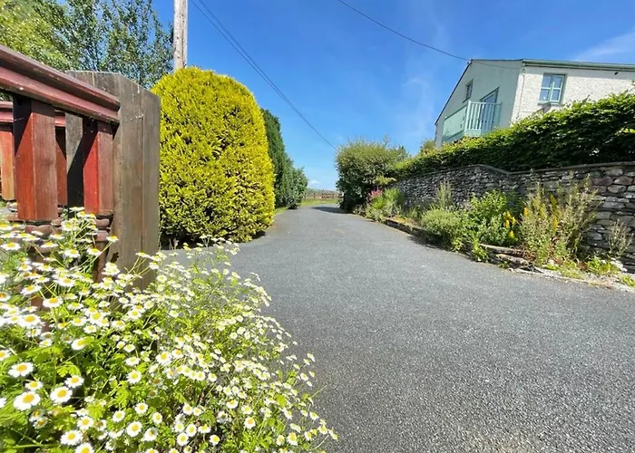 District In 1 Acre Gardens Off M6 * Penrith