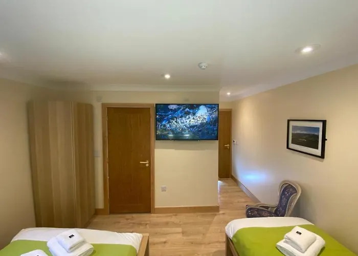 District In 1 Acre Gardens Off M6 *