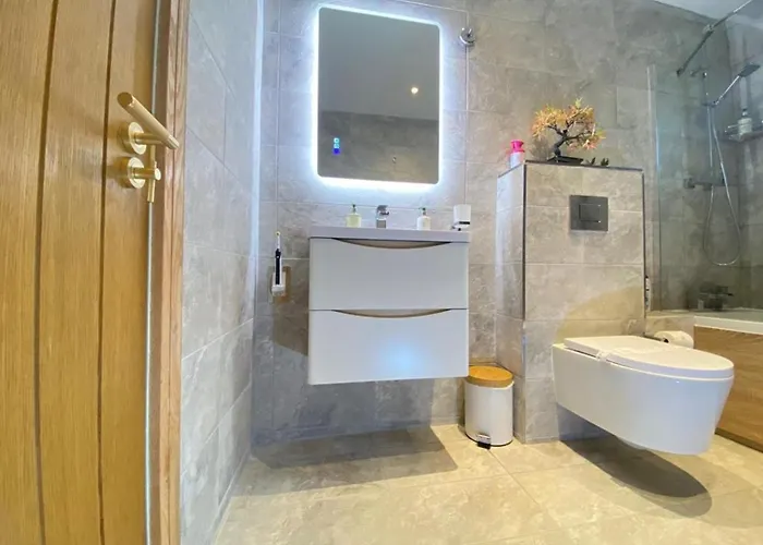 District In 1 Acre Gardens Off M6 *