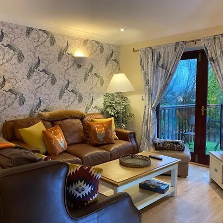 District In 1 Acre Gardens Off M6 Country house *