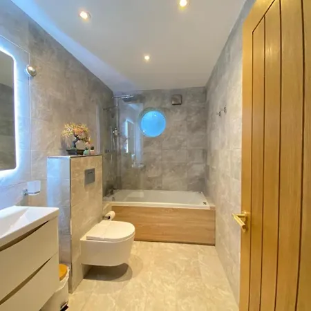 District In One Acre Gardens Off M6 Country house *