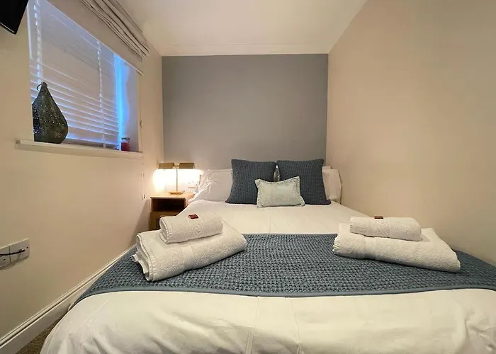 District In 1 Acre Gardens Off M6 Country house *