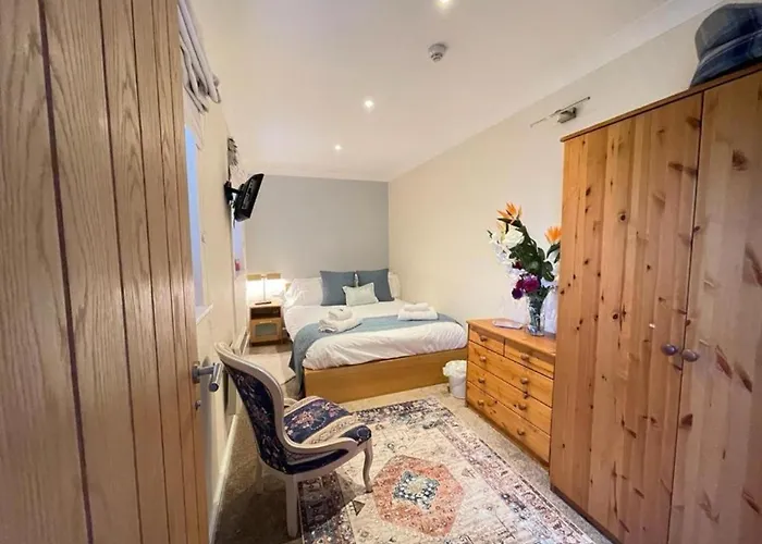 District In 1 Acre Gardens Off M6 Country house *