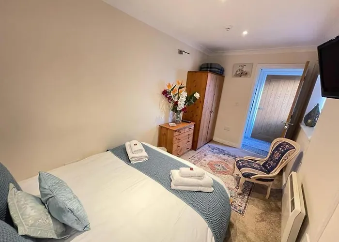 District In 1 Acre Gardens Off M6 Country house