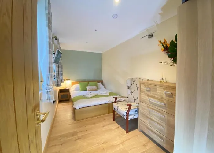 District In 1 Acre Gardens Off M6 *