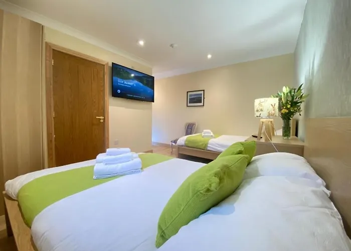 District In 1 Acre Gardens Off M6 Country house