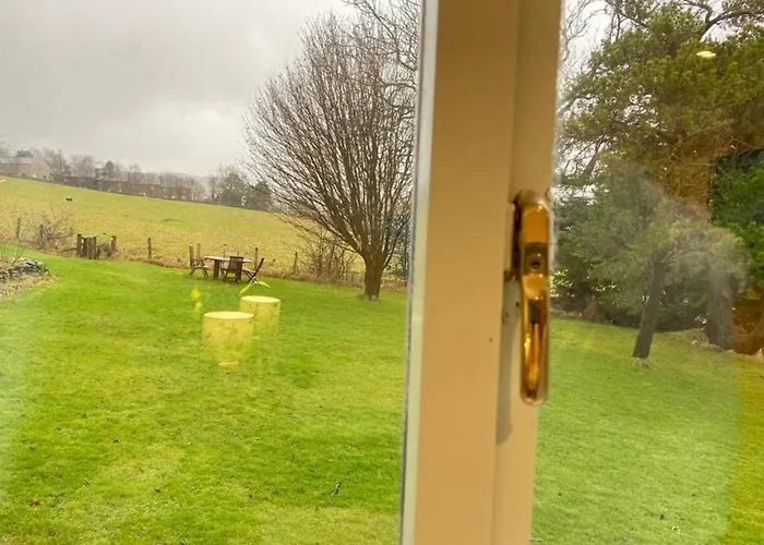 District In 1 Acre Gardens Off M6 Country house