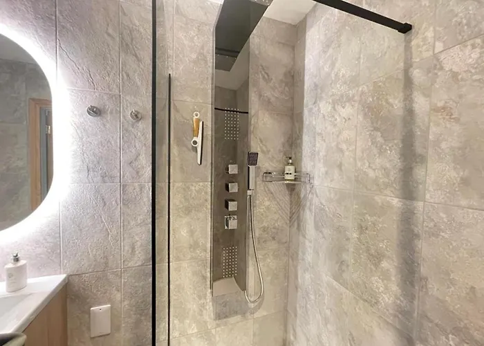 District In 1 Acre Gardens Off M6 Country house