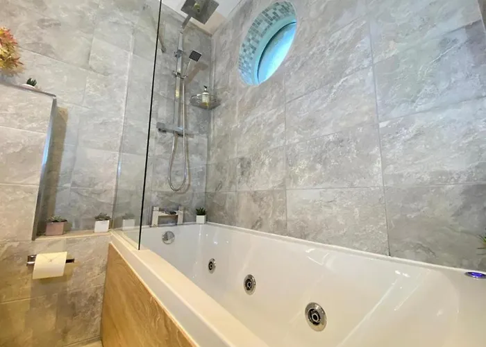 Country house District In 1 Acre Gardens Off M6 *