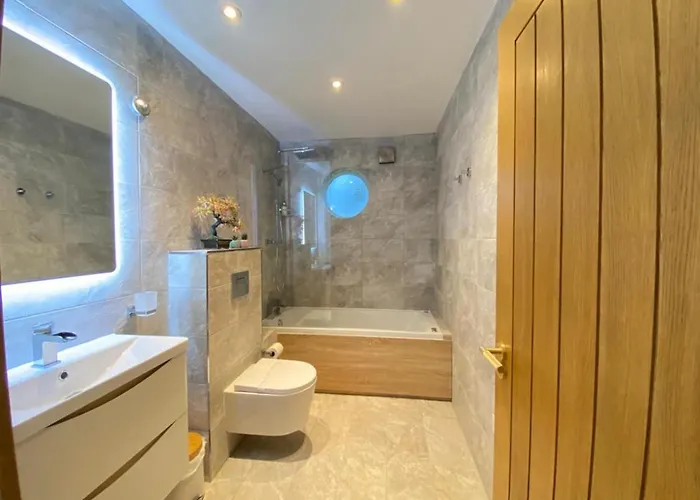 District In 1 Acre Gardens Off M6 Country house *